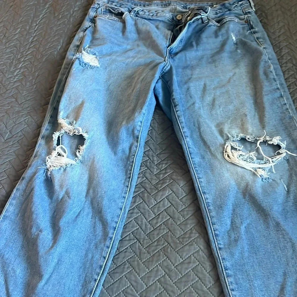 Old Navy Ankle Length Distressed Jeans - Picture 5 of 5